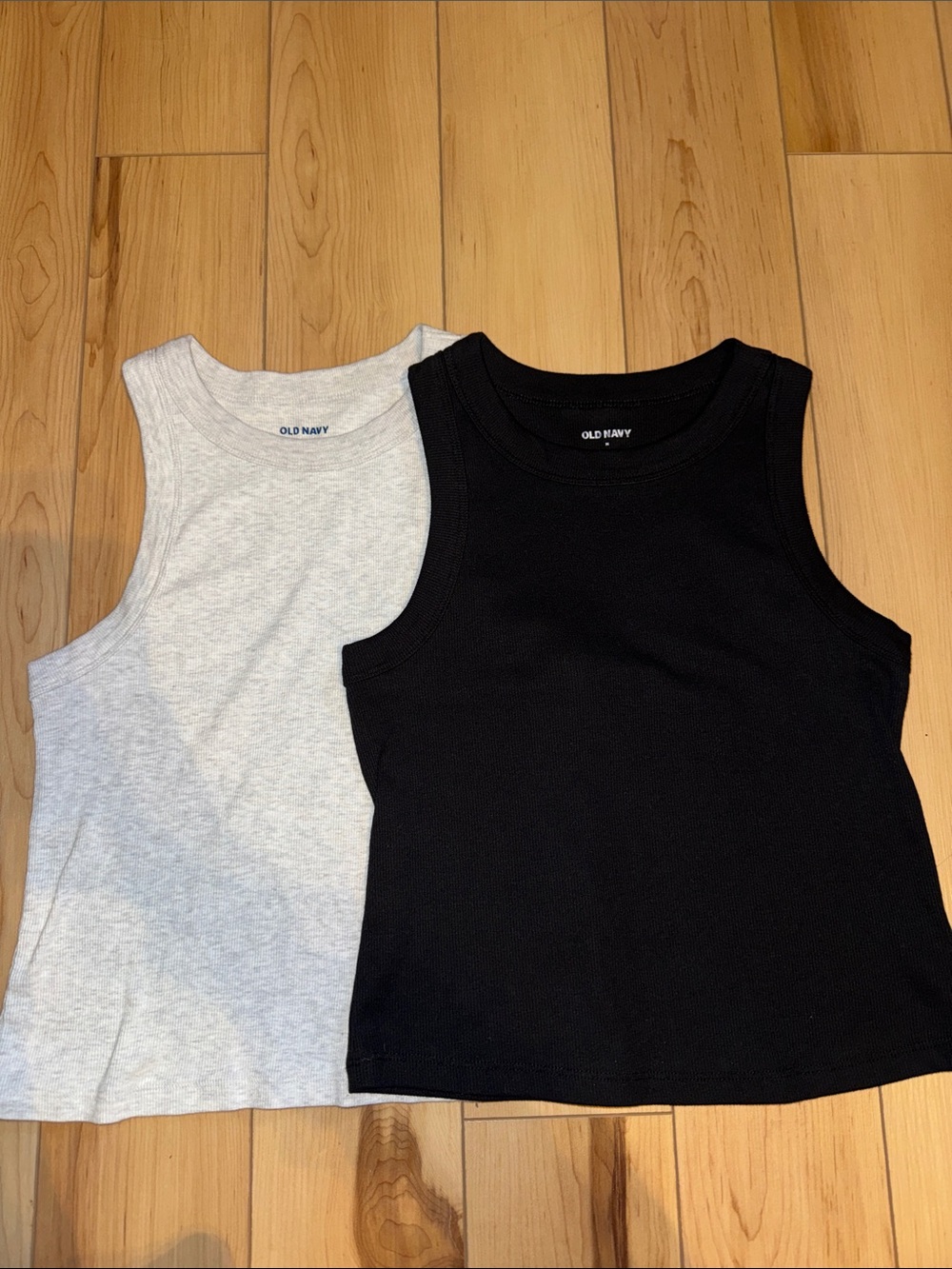 Set of 2 Women’s Old Navy Ribbed Tank Tops in Black & Light Heather Gray Medium